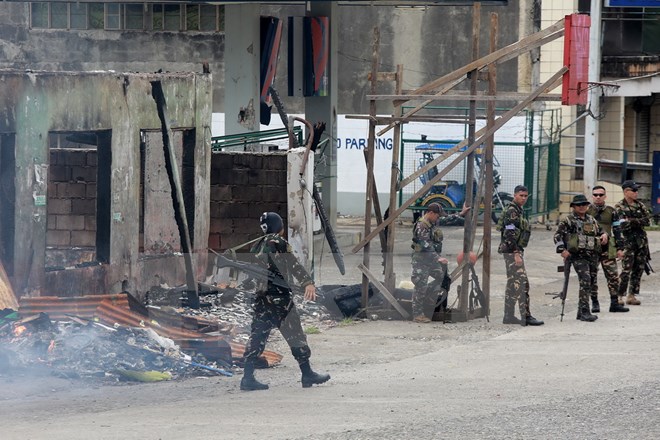 Binh sỹ Philippine tuần tra tại thành phố Marawi, đảo Mindanao. (Nguồn: THX/TTXVN)