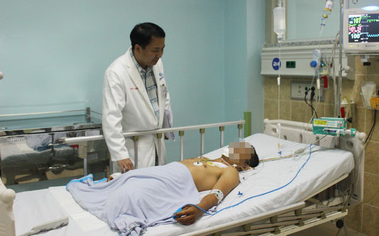 Bác sĩ Lê Ngân, Trưởng Khoa ngoại chấn thương - chỉnh hình Bệnh viện đa khoa Đồng Nai hỏi thăm bệnh nhân đang được hồi sức-hậu phẫu