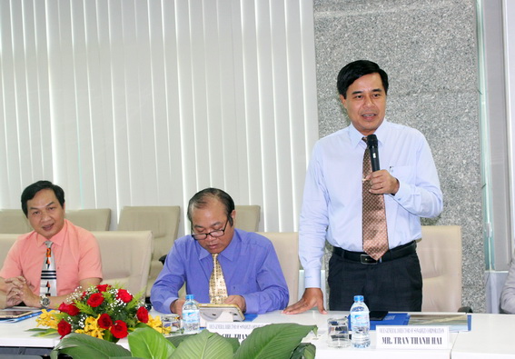 Ông Trần Thanh Hải, Phó tổng giám đốc Tổng công ty phát triển khu công nghiệp Sonadezi giới thiệu về sự hình thành, phát triển của Tổng công ty với đoàn công tác của tỉnh Ternopil