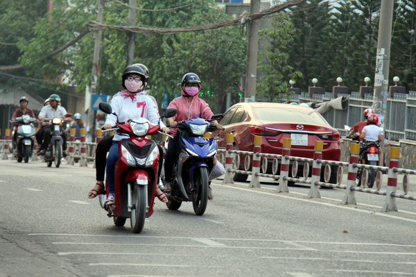 Đa số người điều khiển xe gắn máy chấp hành nghiêm chỉnh việc đội mũ bảo hiểm trên các tuyến đường của TP.Biên Hòa.