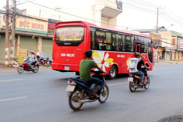Các thanh niên điều khiển xe gắn máy không đội mũ bảo hiểm trên quốc lộ 1, đoạn qua phường Tân Biên (TP.Biên Hòa).