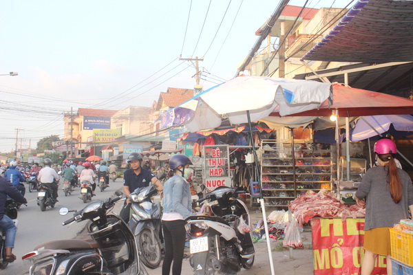 Điểm kinh doanh thịt heo vỉa hè trên đường tuyến đường nối từ đường Đồng Khởi vào chợ Trảng Dài thuộc KP.2, phường Trảng Dài (TP.Biên Hòa) thu hút khá đông người mua.