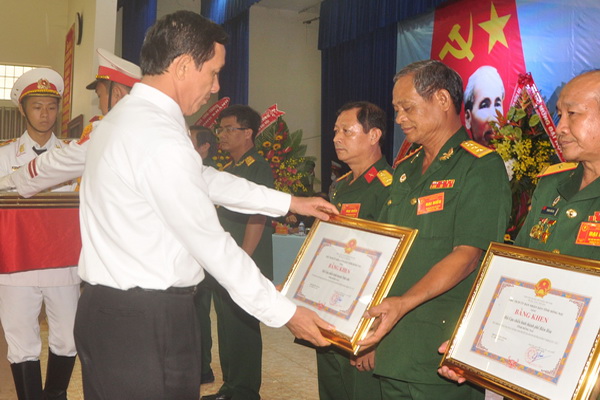 Ủy viên Ban TVTU, Trưởng ban Tổ chức Tỉnh ủy Phạm Văn Ru trao bằng khen của UBND tỉnh cho các cá nhân, tập thể Hội Cựu chiến binh các cấp trong tỉnh có thành tích tốt trong 5 năm qua.