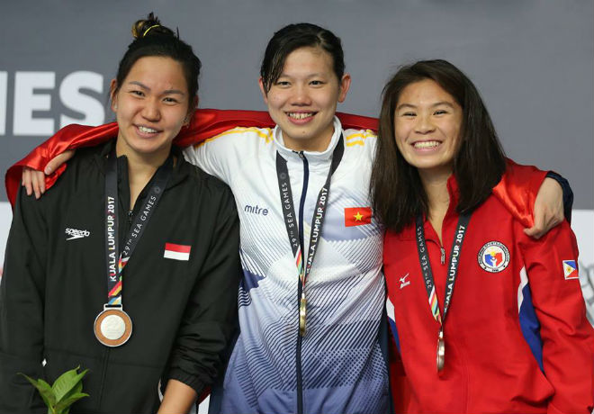 Ánh Viên (giữa) ngôi sao sáng nhất của thể thao Việt Nam tại SEA Games với 5 HCV và 1 HCB