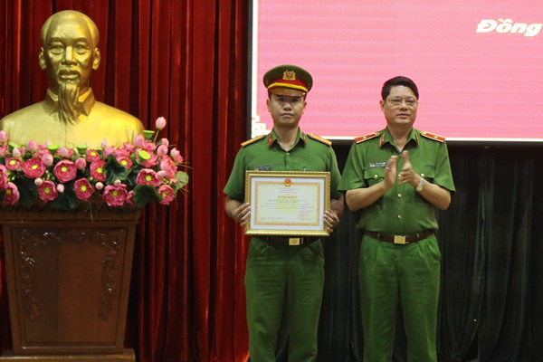 Thiếu tướng Phan Xuân Sơn trao bằng khen cho tập thể