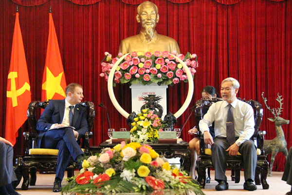Bí thư Tỉnh ủy Nguyễn Phú Cường tiếp Tỉnh trưởng tỉnh Ternopil – ông Stepan Barna tại trụ sở Tỉnh ủy sáng ngày 15-12.