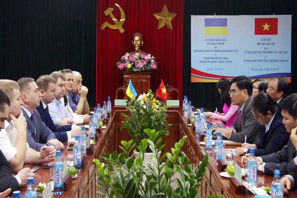 oàn cảnh buổi lễ ký kết biên bản ghi nhớ hợp tác giữa UBND tỉnh Đồng Nai và Ủy ban hành chính tỉnh Ternopil.