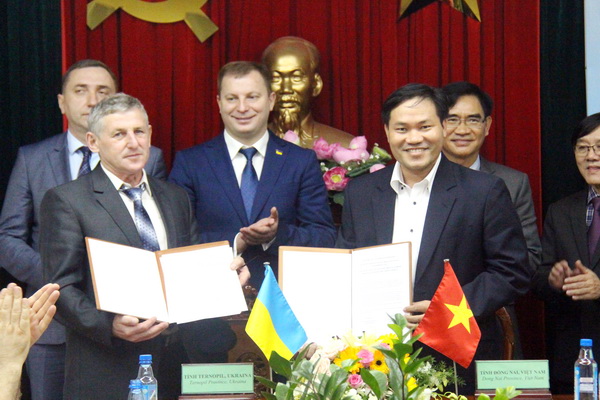Đại diện Hội Doanh nhân trẻ tỉnh Đồng Nai ký biên bản ghi nhớ hợp tác với đoàn công tác của tỉnh Ternopil.