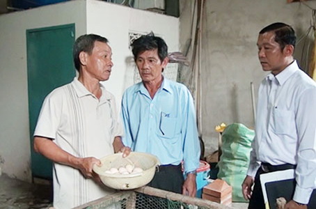 Ông Nguyễn Văn Hải (bìa trái, ấp Thị Cầu, xã Phú Đông, huyện Nhơn Trạch) chia sẻ về mô hình máy ấp trứng gà của gia đình