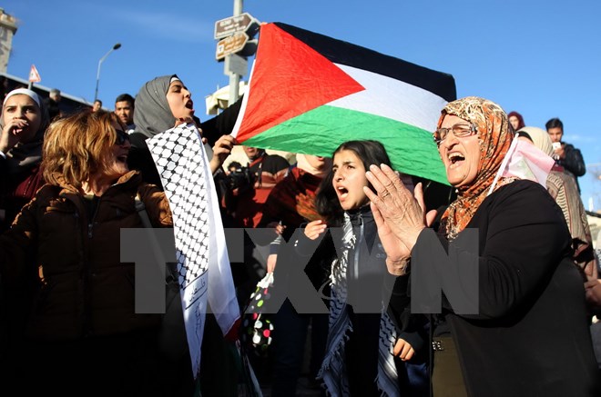 Người dân tham gia biểu tình phản đối việc Tổng thống Mỹ Donald Trump công nhận Jerusalem là thủ đô của Israel tại Cổng Damascus, Jerusalem ngày 11/12. (Nguồn: THX/TTXVN)