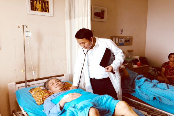 Bác sĩ Lê Ngân, Trưởng Khoa Chấn thương- chỉnh hình Bệnh viện đa khoa Đồng Nai tái khám cho bệnh nhân.