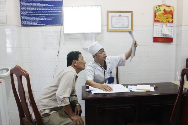 Bác sĩ Bùi Văn Thịnh Bệnh viện phổi Đồng Nai đang khám bệnh cho người dân. 