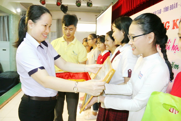 Các em học sinh nhận giải A Trại sáng tác thơ, văn tuổi học trò tỉnh Đồng Nai lần thứ VIII năm 2017.