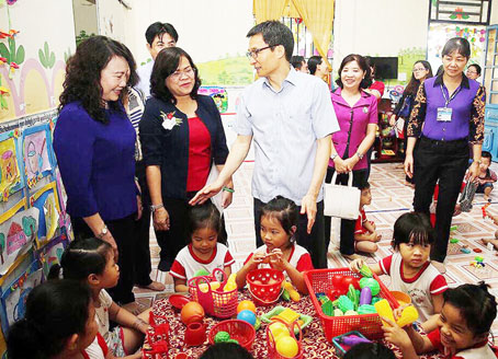 Phó thủ tướng Vũ Đức Đam thăm Nhóm trẻ Bình An (phường Long Bình, TP.Biên Hòa). (ảnh do Phòng GD-ĐT Biên Hòa cung cấp)