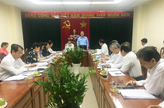 Đồng chí Đinh Quốc Thái, Phó bí thư Tỉnh ủy, Chủ tịch UBND tỉnh trao đổi những kết quả đạt được trong thực hiện các kế hoạch của Tỉnh ủy