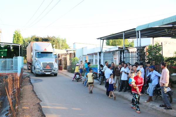 Người dân sống hai bên tuyến đường Cây Điệp – Sông Thao (đoạn đi qua 2 ấp: Cây Điều và Tân Lập 2, thuộc xã Cây Gáo, huyện Trảng Bom) tập trung chặn xe tải trọng lớn của Công ty TNHH sản xuất Amazon đi vào khu dân cư (trụ sở công ty nằm cuối tuyến đường này).