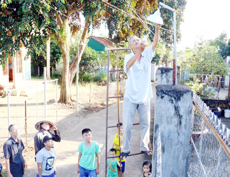 Ông Phạm Quang Thắng (62 tuổi, ngụ tổ 2, ấp Bình Hòa, xã Phú Túc, huyện Định Quán) cùng người dân trong ấp kiểm tra, sửa chữa bóng đèn đường trong khu dân cư từ phát động của ban ấp.