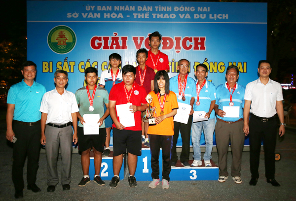 Ban tổ chức trao giải cho 3 đội giành thứ hạng cao giải trong tỉnh.