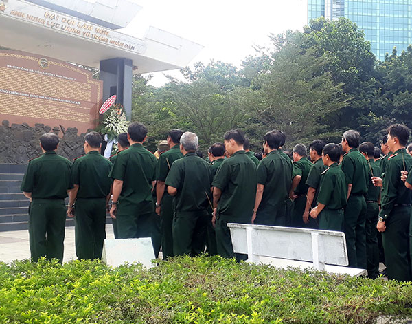 Hội viên Hội Cựu chiến binh và đoàn viên Đoàn khối doanh nghiệp tỉnh dâng hương tại Nhà bia tưởng niệm liệt sĩ Đại đội Lam Sơn (Ảnh: Đoàn khối doanh nghiệp cung cấp)