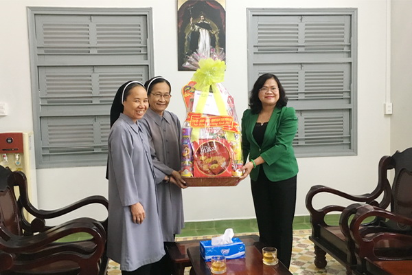 Đồng chí Nguyễn Hòa Hiệp thăm và chúc mừng Giáng sinh Dòng nữ đa minh Thánh Tâm.