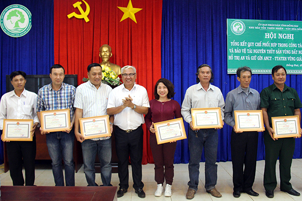Giám đốc Khu bảo tồn thiên nhiên – văn hóa Đồng Nai Trần Văn Mùi trao giấy khen cho các cá nhân có thành tích trong công tác bảo vệ rừng và hồ Trị An năm 2017.