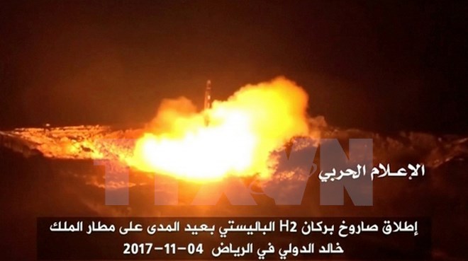 Phiến quân Houthi phóng tên lửa đạn đạo nhằm vào sân bay ở thủ đô Riyadh của Saudi Arabia ngày 5/11. (Nguồn: Reuters/TTXVN)