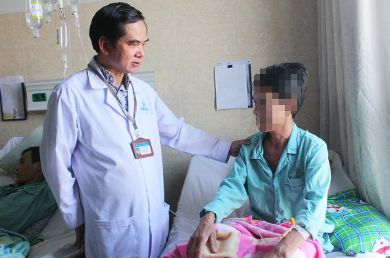 Bác sĩ Trần Quốc Vỹ, Trưởng Khoa ngoại Bệnh viện đa khoa Đồng Nai tái khám cho bệnh nhân S. 