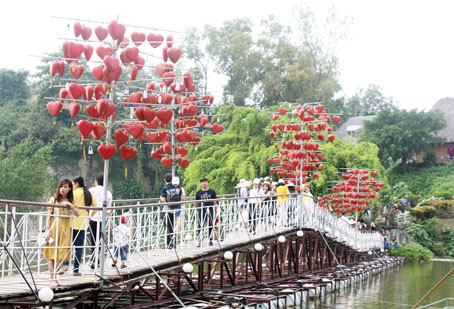 Du khách tham quan khu du lịch Bửu Long (TP.Biên Hòa).