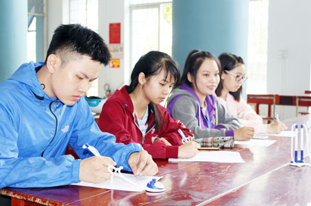Các sinh viên đầu khóa của Trường đại học Lạc Hồng phải ký cam kết không vướng tệ nạn xã hội, không vi phạm pháp luật.