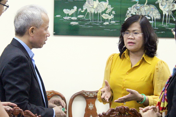 Phó chủ tịch UBND tỉnh Nguyễn Hòa Hiệp trao đổi với đại diện đơn vị tư vấn dự án bên lề cuộc họp.