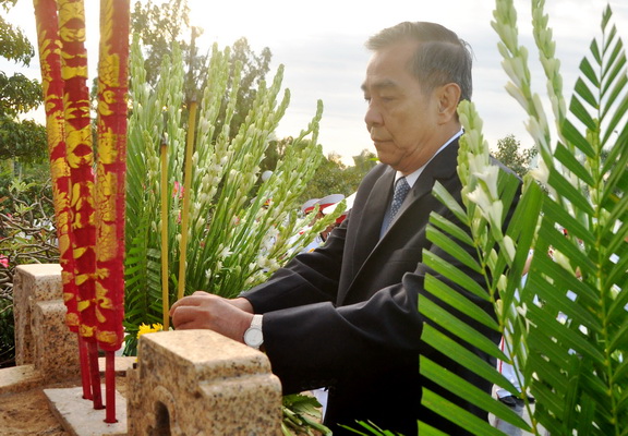Đồng chí Trần Văn Tư, Phó bí thư thường trực Tỉnh ủy dâng hương trên lễ đài 