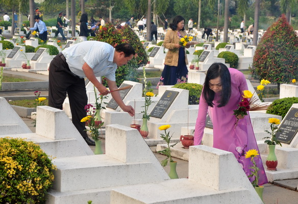 Đại diện các sở, ban ngành đến dâng hoa tại mộ liệt sĩ 