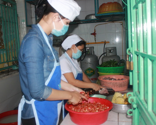 Nhân viên nhà bếp tại một nhóm trẻ tư thục trên địa bàn phường Trảng Dài, TP.Biên Hòa đang chuẩn bị bữa trưa cho trẻ mầm non được gửi tại nhóm trẻ này. (ảnh minh họa, ảnh: HD)