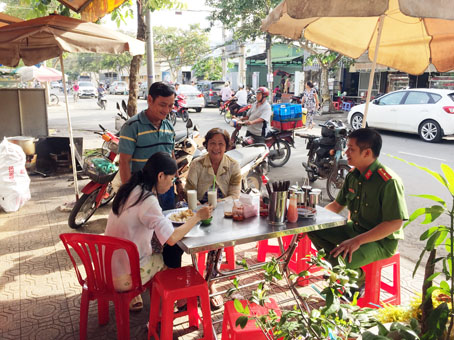 Ông Trịnh Kim Hà (đứng) ân cần hỏi thăm khách đến quán ông ăn cơm chay.