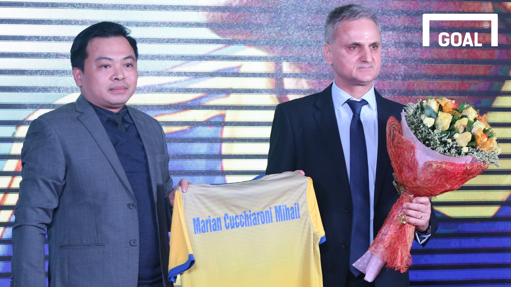 CLB FLC Thanh Hóa đặt kỳ vọng lớn vào tân HLV Marian Mihail (phải).