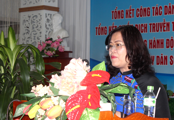 Đồng chí Nguyễn Hòa Hiệp, Phó chủ tịch UBND tỉnh, Trưởng ban chỉ đạo công tác dân số - kế hoạch hóa gia đình tỉnh phát biểu tại hội nghị 