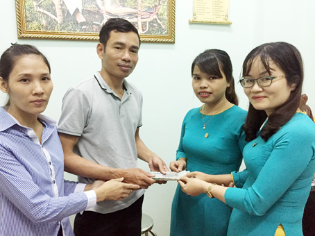 2 cô giáo Trần Thị Kim Phi và Phạm Thị Nga trả lại tiền cho vợ chồng ông Trần Ngọc Đức.