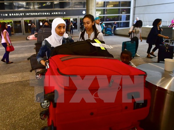 Hành khách tại Sân bay Quốc tế Los Angeles, Mỹ ngày 29/6. (Nguồn: AFP/TTXVN)