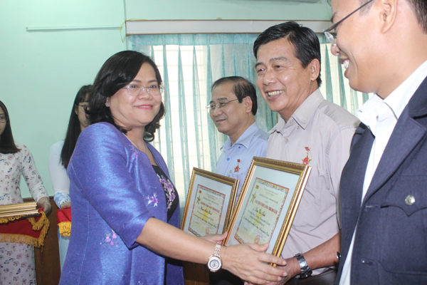  Phó chủ tịch UBND tỉnh Nguyễn Hoà Hiệp trao kỷ niệm chương và bằng khen của Bộ Lao động – thương binh và xã hội cho các cá nhân.