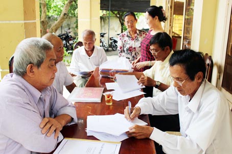 Các luật gia, luật sư thuộc Hội Luật gia tỉnh (phải) trợ giúp pháp lý miễn phí cho nông dân xã Phú Thạnh (huyện Nhơn Trạch).