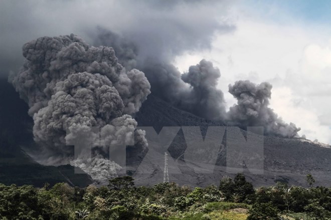 Núi lửa Sinabung tại Indonesia phun trào ngày 18/12. (Nguồn: THX/TTXVN)