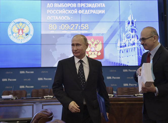 Tổng thống Putin đích thân nộp hồ sơ tái tranh cử tại Ủy ban bầu cử trung ương Nga (REUTERS)
