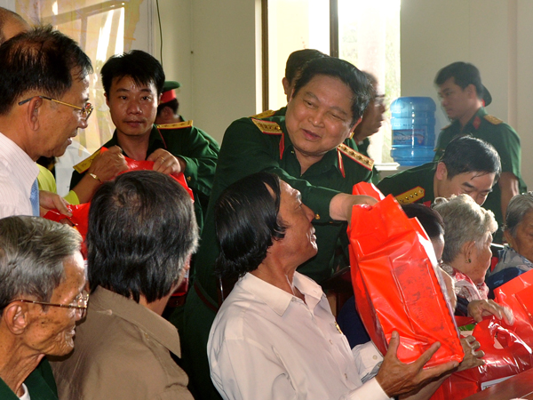 Đại tướng Ngô Xuâ Lịch, Ủy viên Bộ Chính trị, Bộ trưởng Bộ Quốc phòng trao quà cho các thương binh tại TX.Long Khánh