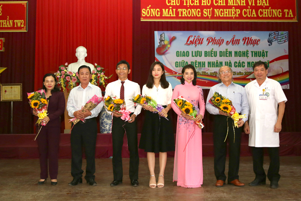 Giám đốc Bệnh viện Tâm thần trung ương 2 tặng hoa cho các nghệ sĩ tham gia giao luuw (5)