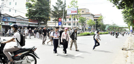 Dù có cầu cho người bộ hành, nhưng học sinh Trường THCS-THPT Bùi Thị Xuân (TP.Biên Hòa) không đi mà vô tư dàn hàng ngang trên đường gây mất an toàn giao thông.