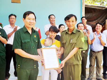 Ông Lê Văn Liên (trái) trao nhà đồng đội cho một cựu chiến binh ở huyện Cẩm Mỹ khi còn là Phó chủ tịch Hội Cựu chiến binh tỉnh.