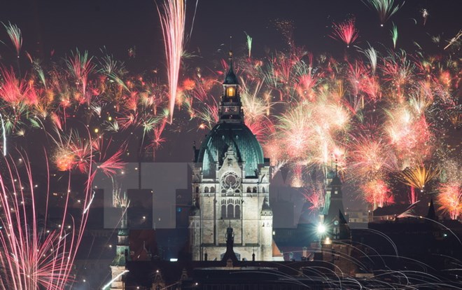 Màn pháo hoa kỳ ảo đón Năm mới 2018 ở Hanover, Đức đêm 31/12/2017. (Ảnh: AFP/TTXVN)