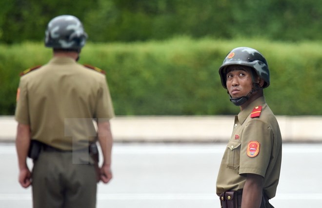 Binh sỹ Triều Tiên gác tại làng đình chiến Panmunjom ngày 27/7. (Nguồn: AFP/TTXVN)