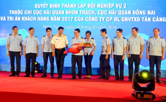 Lãnh ICD Tân Cảng – Nhơn Trạch (thứ tư từ trái qua) tặng hoa chúc mừng đội nghiệp vụ số 2 Nhơn Trạch