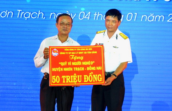 Lãnh đạo Lãnh ICD Tân Cảng – Nhơn Trạch trao tặng 50 triệu đồng cho Quỹ vì người nghèo huyện Nhơn Trạch
